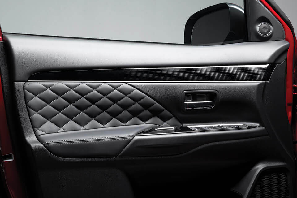 outlander interior feature 3